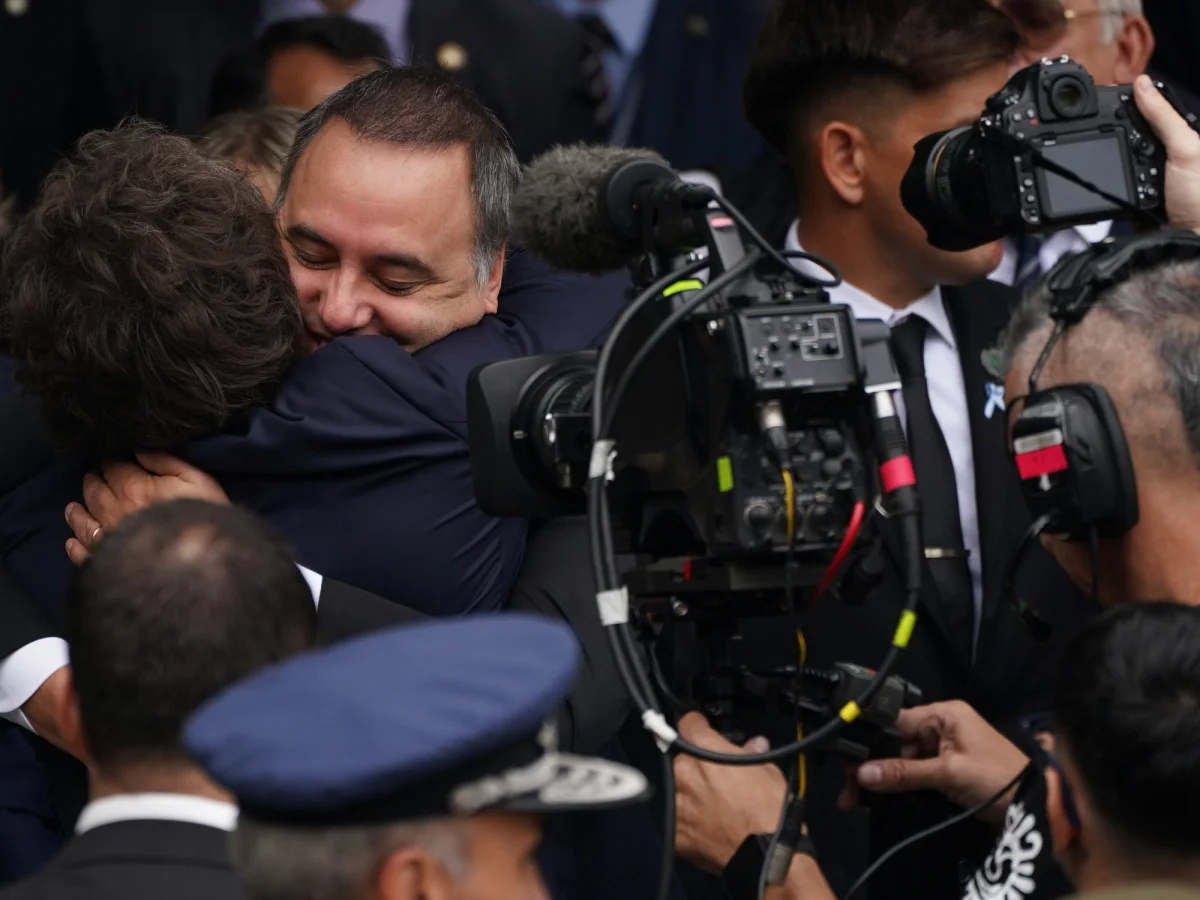 Impacto en la región: Encuesta revela caída en la imagen de Milei y Adorni entre votantes de La Plata.