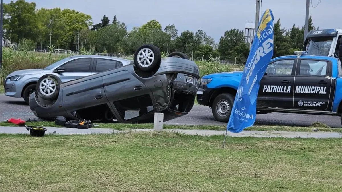 Impresionante vuelco en avenida 520: conductor sale ileso y genera caos en el tránsito