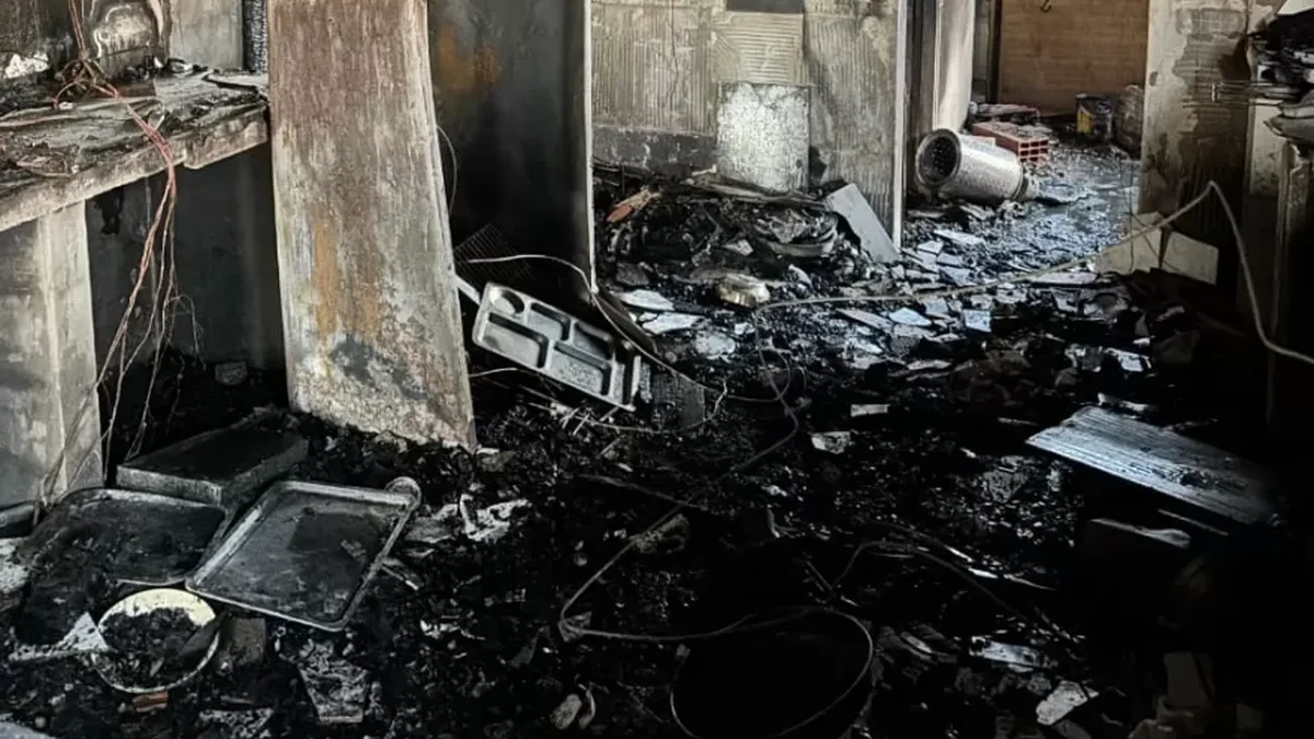 Incendio arrasa con una vivienda en Berisso y deja a una familia sin hogar