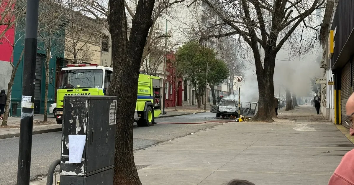 Incendio de auto en Barrio Norte genera alarma entre los vecinos antes de la llegada de bomberos