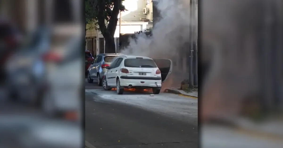 Incendio de auto en pleno centro de La Plata genera caos y preocupación entre los vecinos