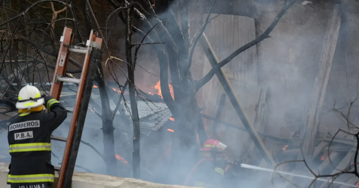 Incendio de pastizales en La Plata amenaza viviendas en zonas aledañas