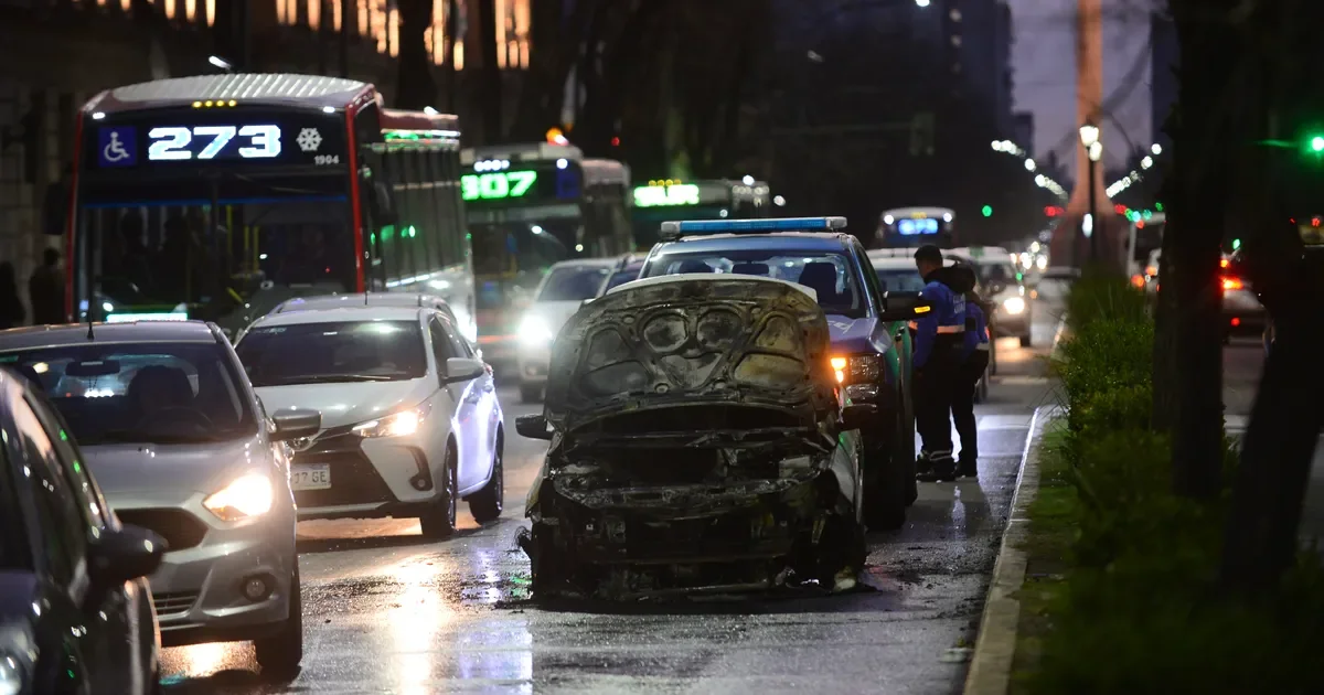 Incendio de taxi en pleno centro de La Plata genera alarma entre los vecinos