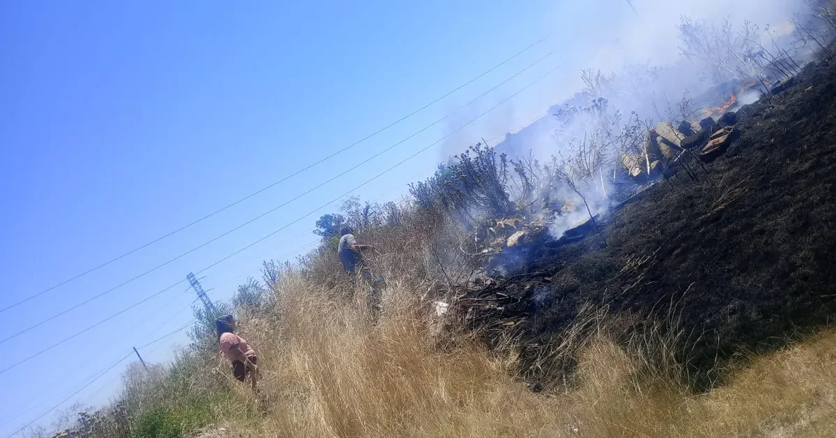 Incendio en la cantera de Melchor Romero genera preocupación entre los vecinos por la acumulación de basura