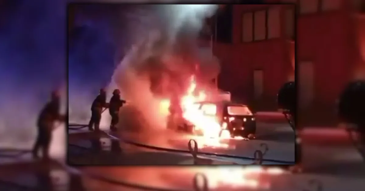 Incendio en La Plata: tres vehículos dañados por un fuego descontrolado provocado por un hombre