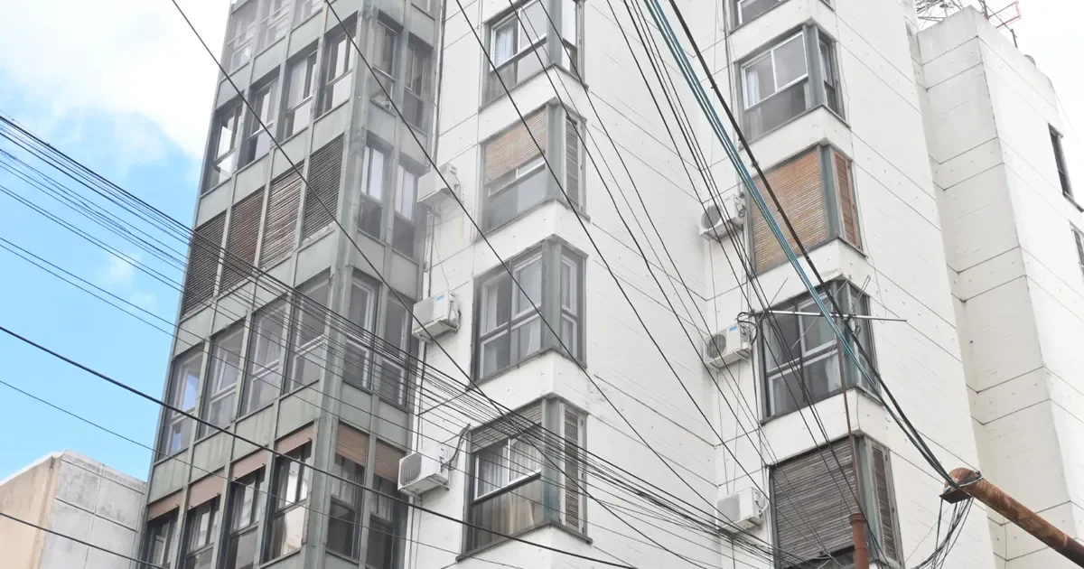 Incendio en pleno centro de La Plata: evacuación de vecinos y daños en un departamento