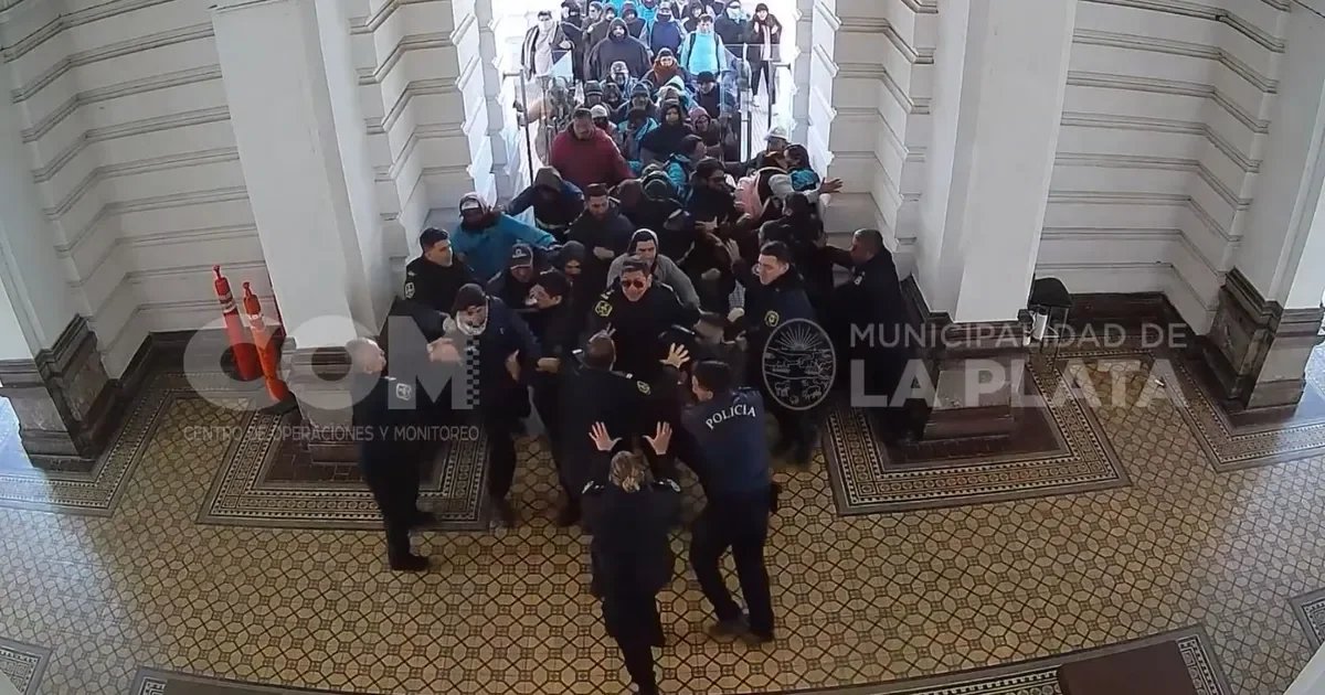 Incidentes en la Municipalidad de La Plata: los momentos críticos captados en video