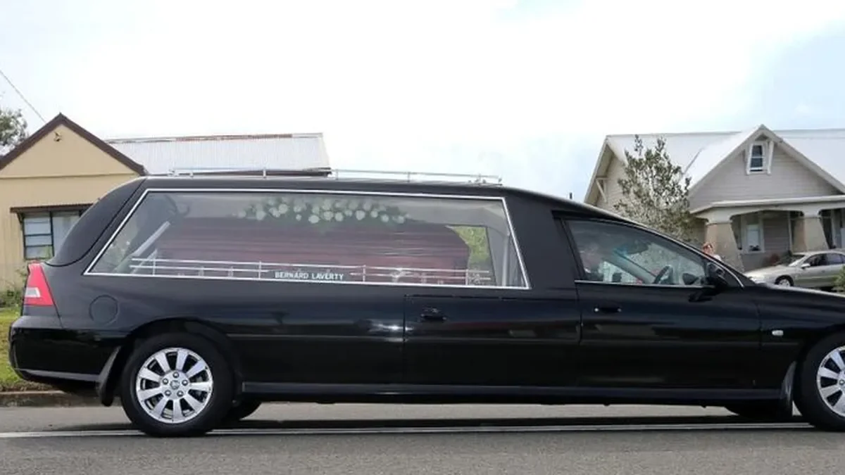 Inquietud en Berisso: robaron un coche fúnebre con un ataúd en plena calle