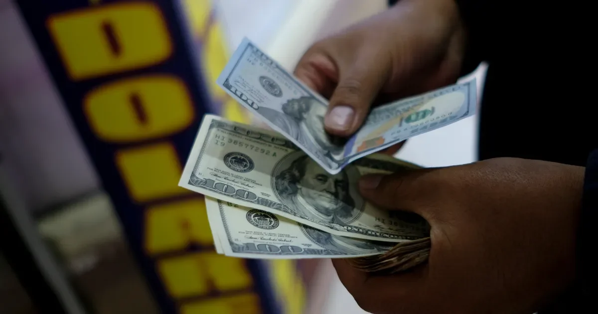 Inquilinos de La Plata preocupados por el impacto del "rulo" con el dólar en sus alquileres