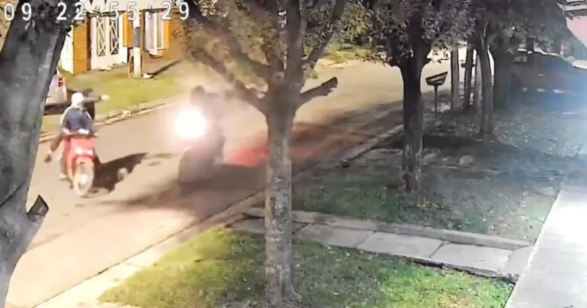 Inseguridad en Altos de San Lorenzo: joven asaltado y despojado de su moto en plena calle