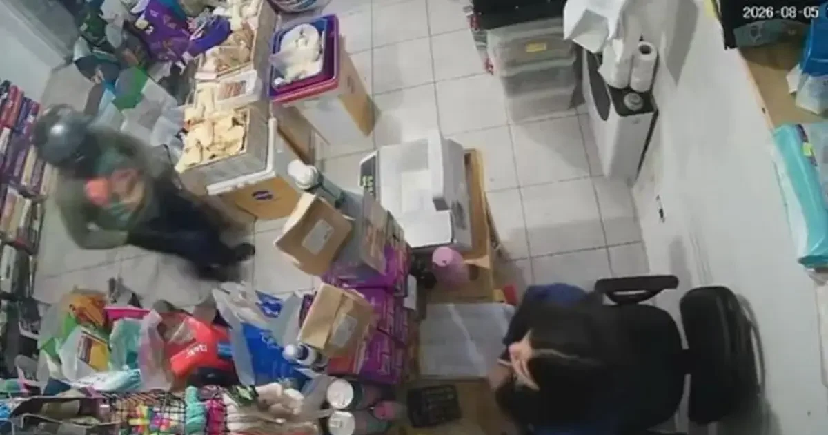 Inseguridad en Los Hornos: motochorros roban a mano armada en tienda de mascotas