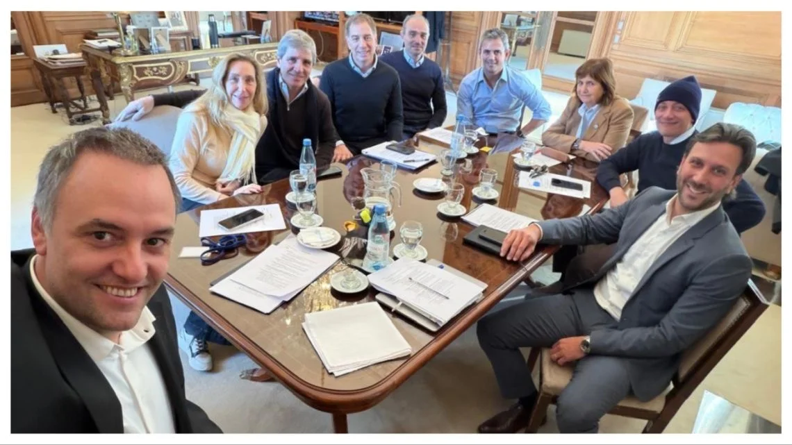 Interna agudizada en la Mesa Política: el escándalo de Adorni genera tensiones en La Plata