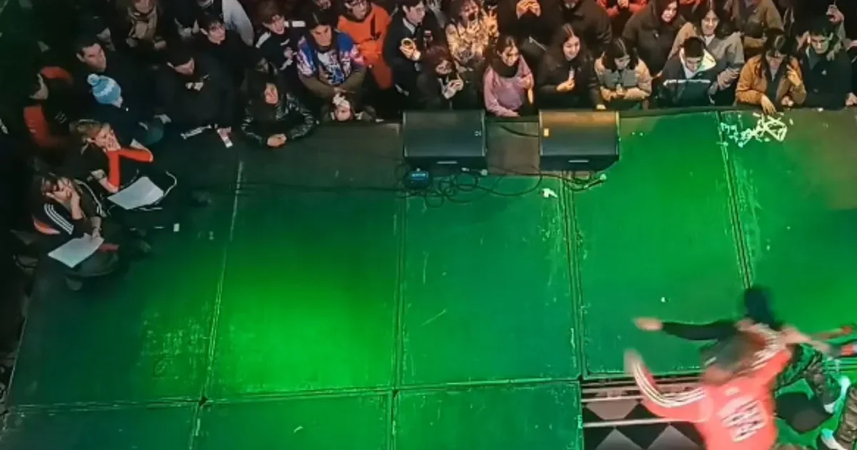 Interrupción en La Plata Comic: dos concursantes caen del escenario en pleno baile