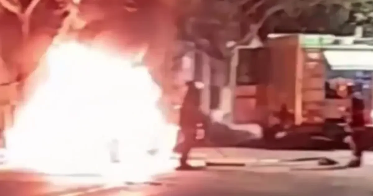 Investigan posible ataque de los quemacoches tras incendio de auto en pleno Casco Urbano de La Plata