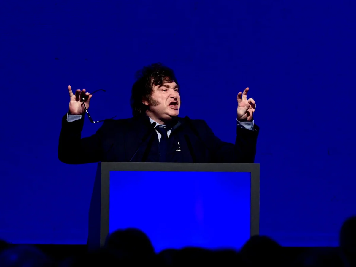 Javier Milei se mantiene firme en su estrategia, generando preocupación en la comunidad política de La Plata