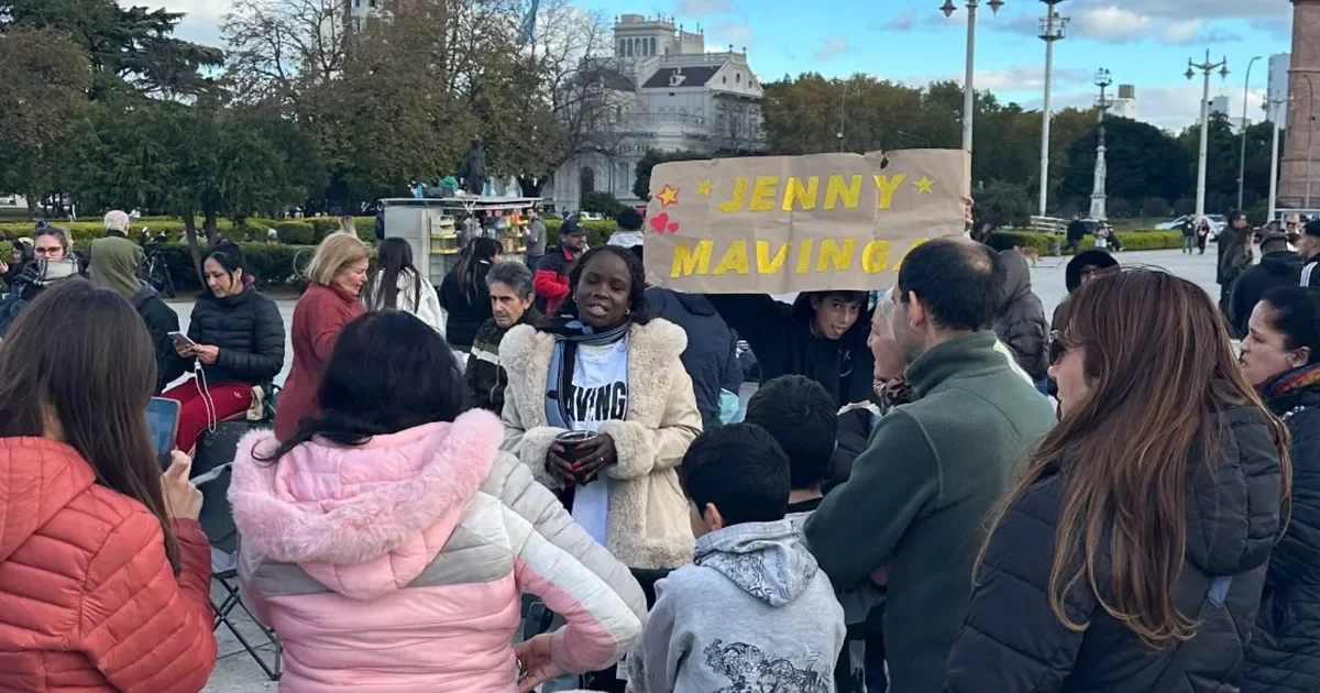 Jenny Mavinga se encuentra con sus fans en Plaza Moreno en su camino al repechaje de Gran Hermano