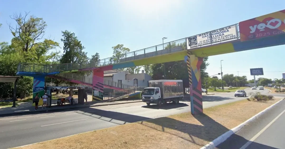 Joven en estado crítico tras caer de puente peatonal en Camino Centenario