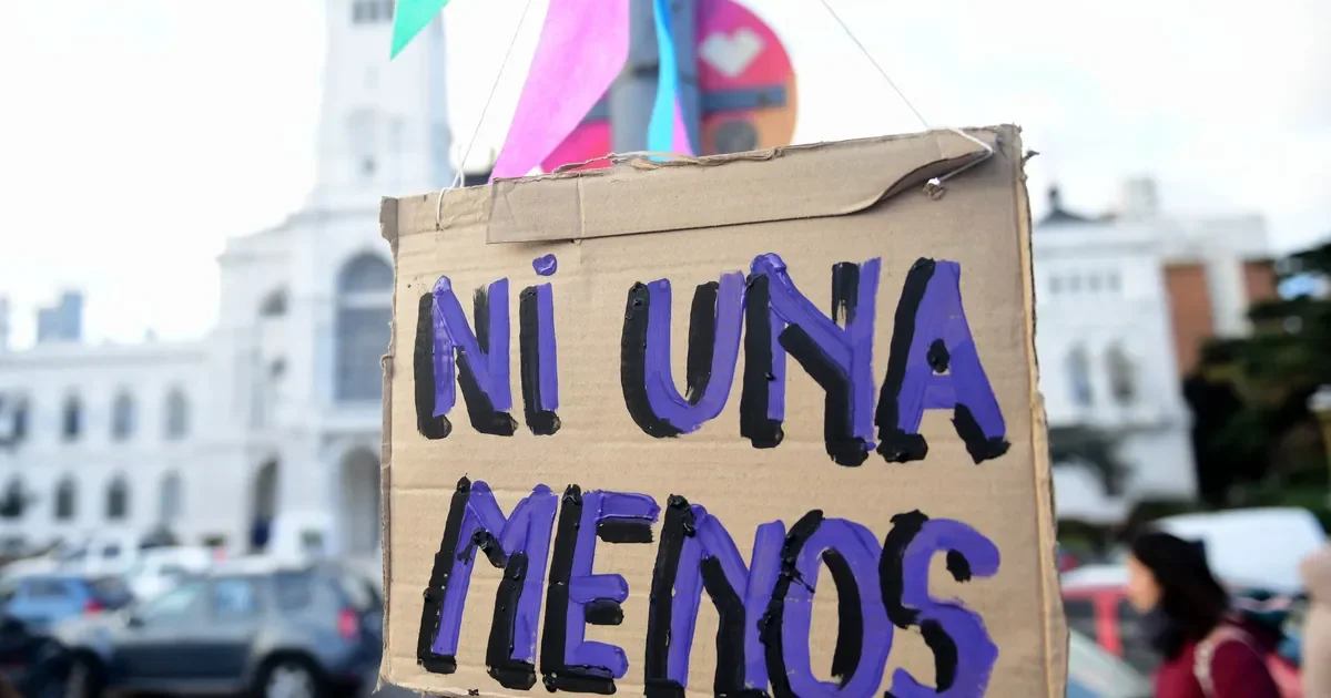 Joven escapa de su ex arrojándose de un auto en movimiento en La Plata y sobrevive