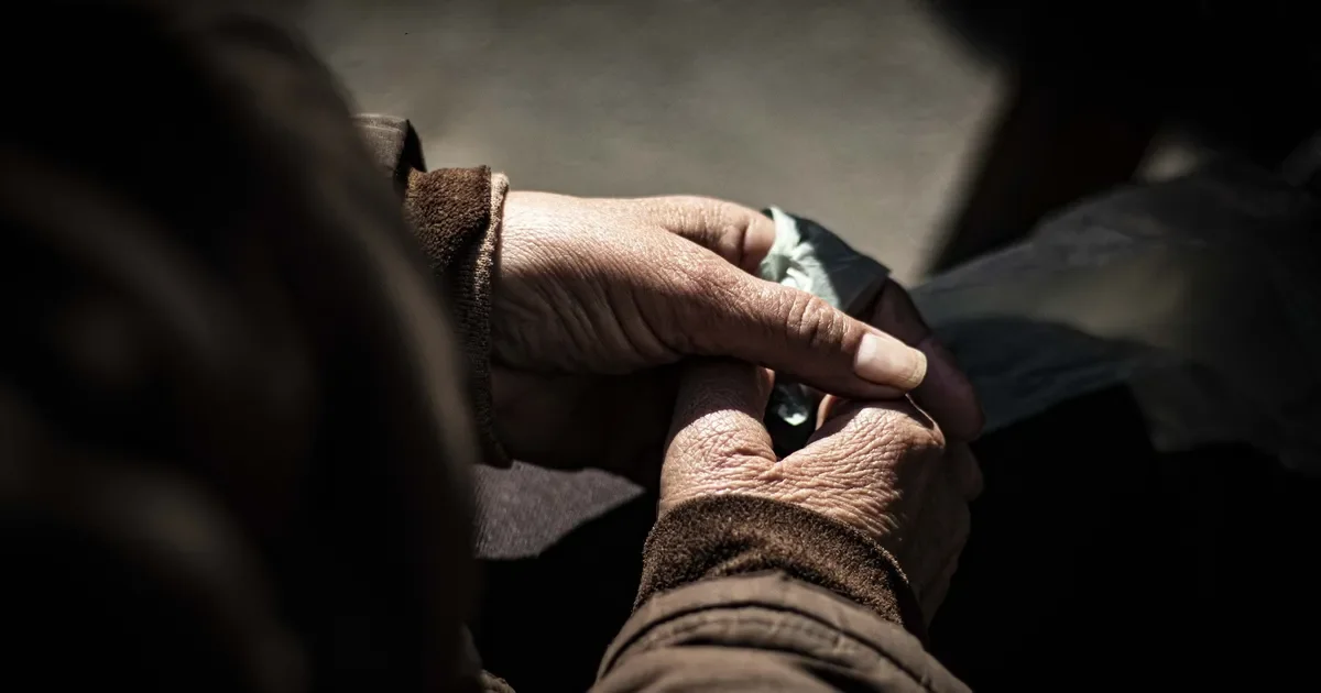 Jubilado de La Plata víctima de un violento asalto con amenazas de quemaduras