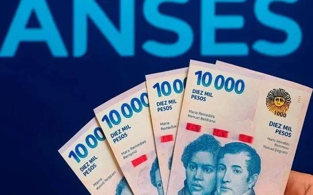 Jubilados de Ensenada y La Plata recibirán bono de hasta $70.000 este mes