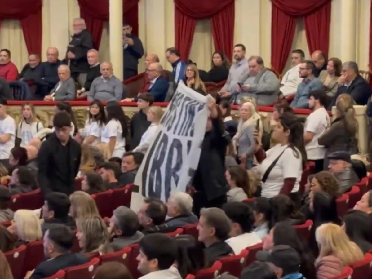 Kicillof enfrenta protestas en La Plata mientras sus seguidores apoyan su candidatura presidencial