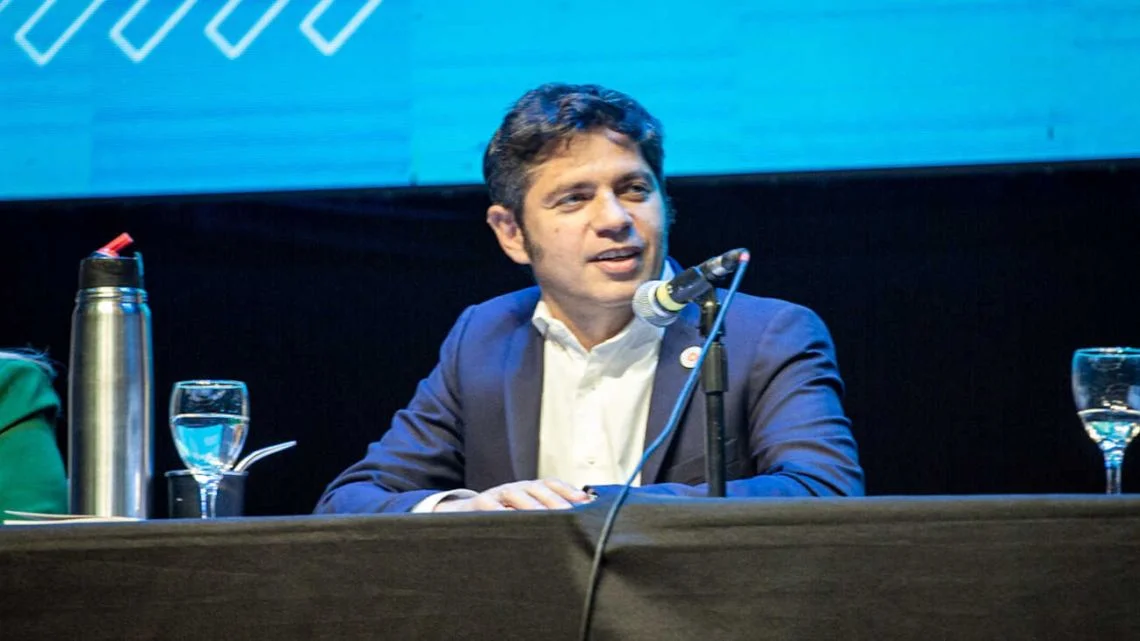 Kicillof enfrenta reclamos en La Plata mientras la multitud pide por Cristina Kirchner