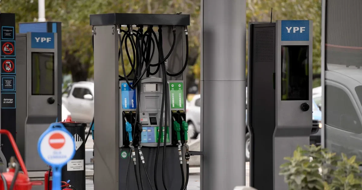 Kicillof exige al gobierno nacional respuestas tras el aumento del combustible en La Plata