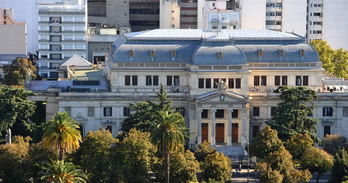Kicillof impulsa el fin del límite de reelección para intendentes en Buenos Aires