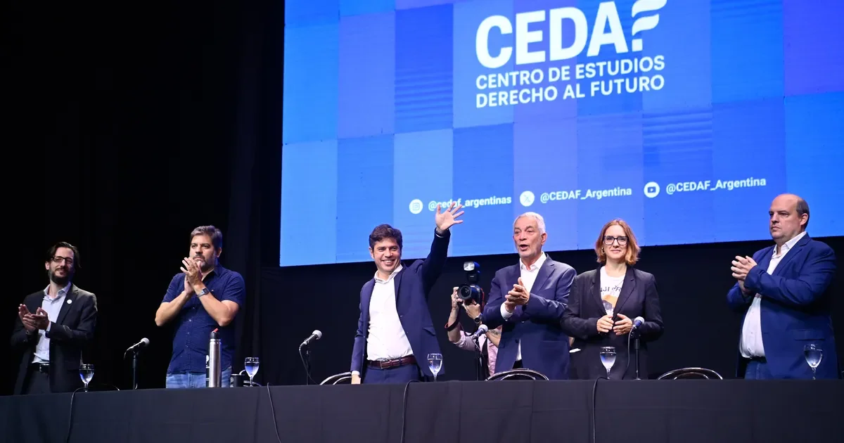 Kicillof impulsa el Movimiento Derecho al Futuro y critica a Milei en La Plata