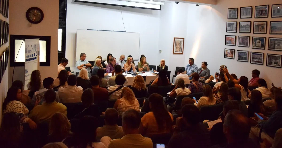 La comunidad educativa de La Plata reacciona ante el paro de la FEB por acuerdo salarial