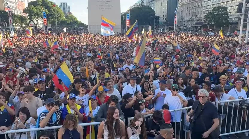 La comunidad venezolana en Buenos Aires celebra en el Obelisco tras la caída de Maduro