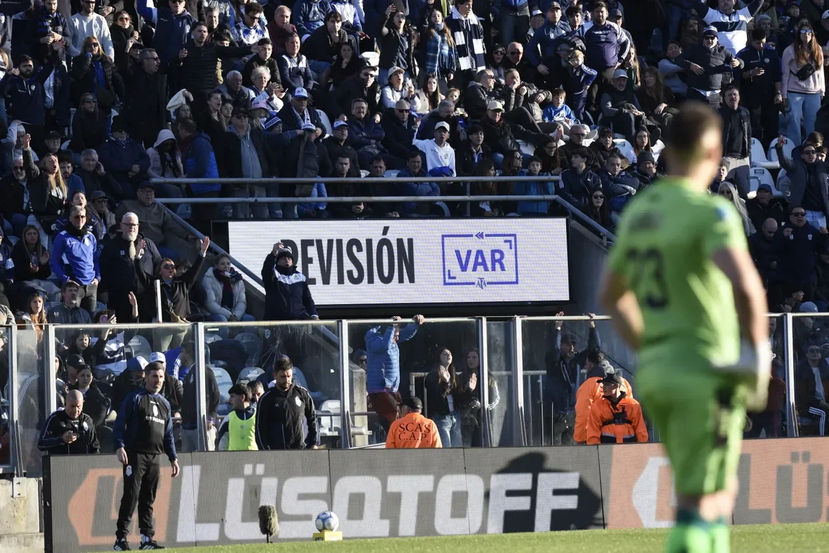 La controversia del VAR sigue afectando a Gimnasia en cada partido de la Liga