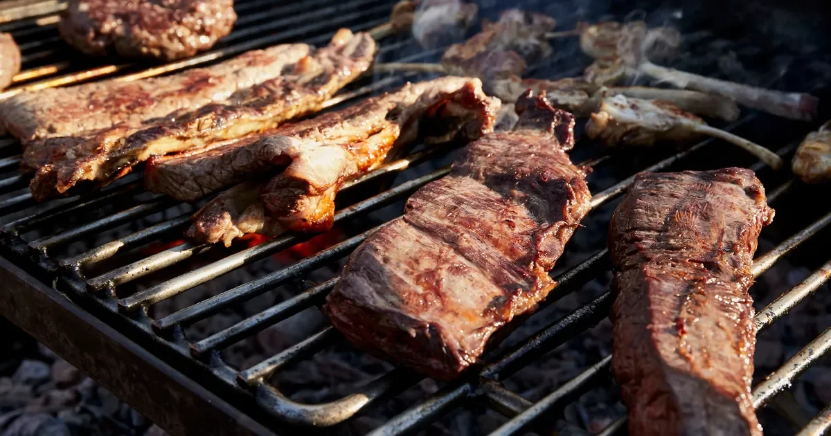 La controversia por el cierre de la parrilla en La Plata afecta a los comensales del barrio.