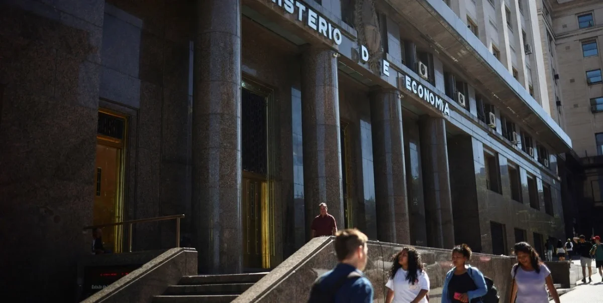 La economía de Ensenada sufre tras la caída del EMAE en febrero, afectando a comerciantes locales.