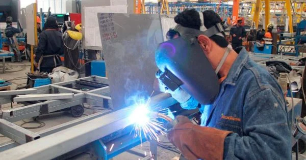 La economía de Ensenada y La Plata enfrenta desafíos por la caída industrial