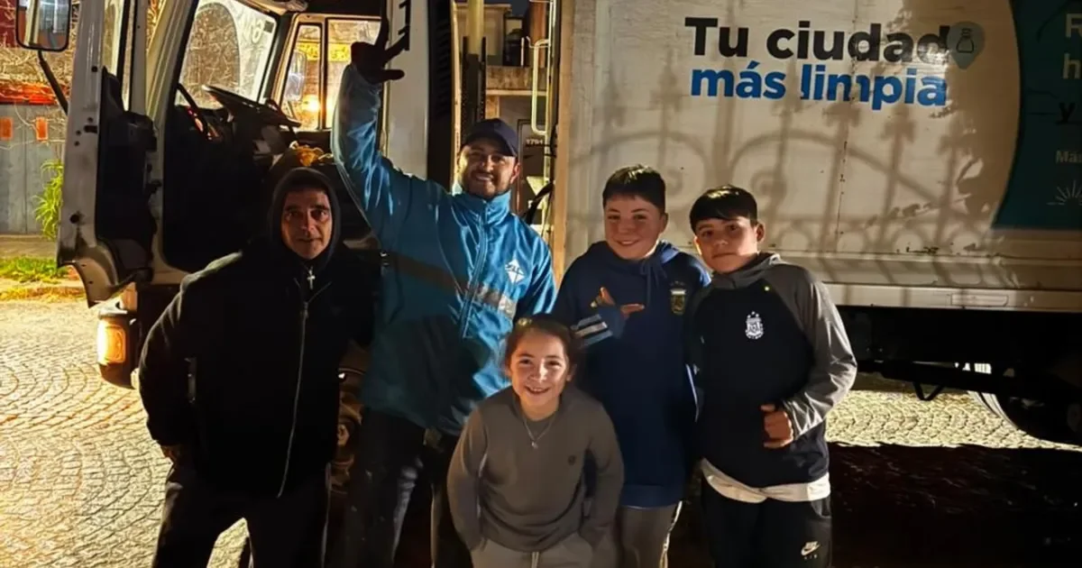 La emoción del Mundial: recolectores de basura de La Plata celebran con una familia durante el partido Argentina-Cabo Verde