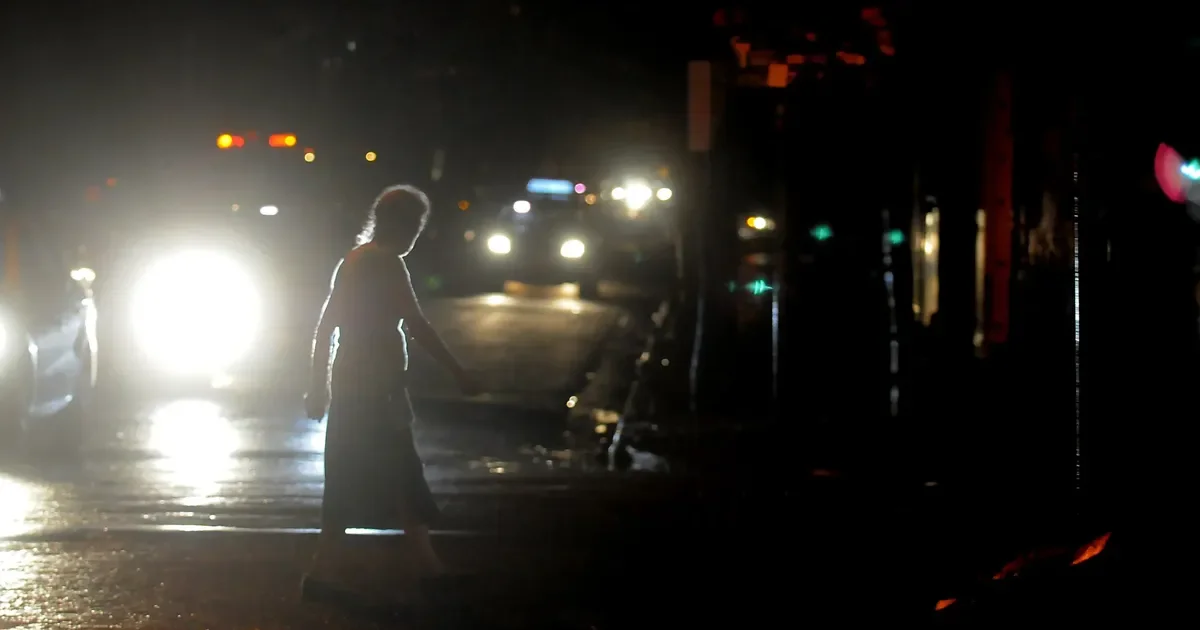 La falta de luz en La Plata genera creciente malestar entre los vecinos afectados