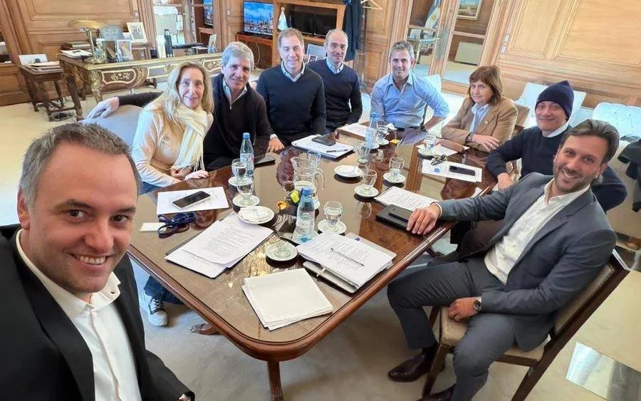 La interna libertaria se intensifica: gobernadores de La Plata en el centro del debate