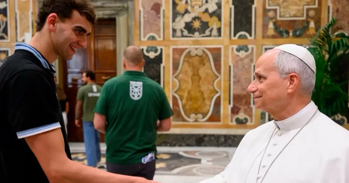La joven promesa de la natación platense se encuentra con el Papa León XIV en un emotivo momento