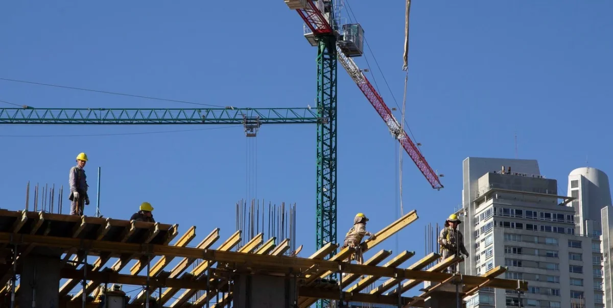 La leve recuperación económica de la región beneficia a la industria y la construcción en Ensenada y La Plata