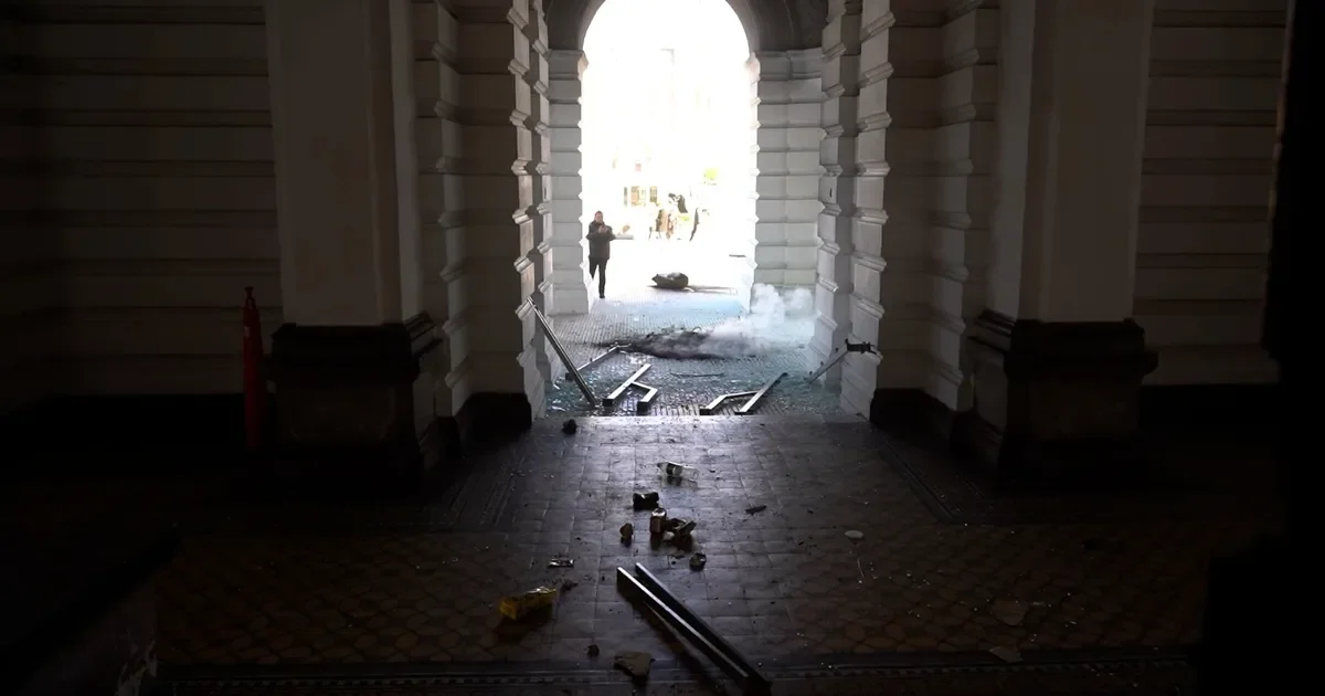 La Libertad Avanza critica la violencia en manifestaciones y responsabiliza a Alak