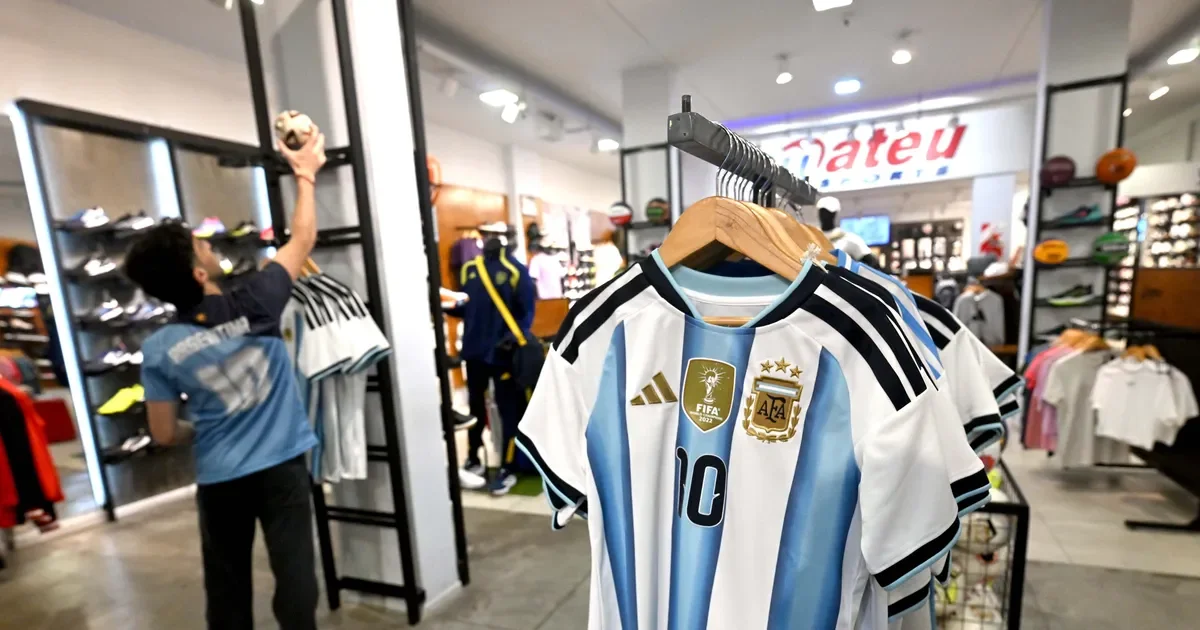 La nueva camiseta alternativa de la Selección argentina despierta opiniones encontradas entre los hinchas