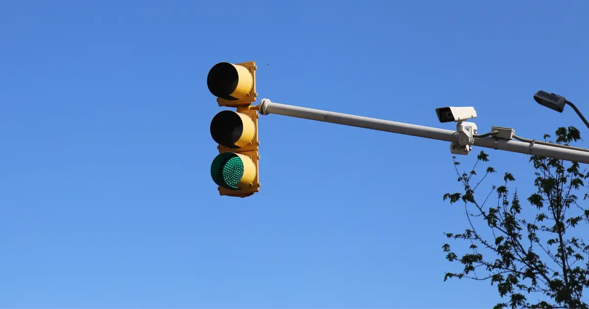 La Plata busca mejorar la seguridad vial con nueva licitación para semáforos y luces públicas