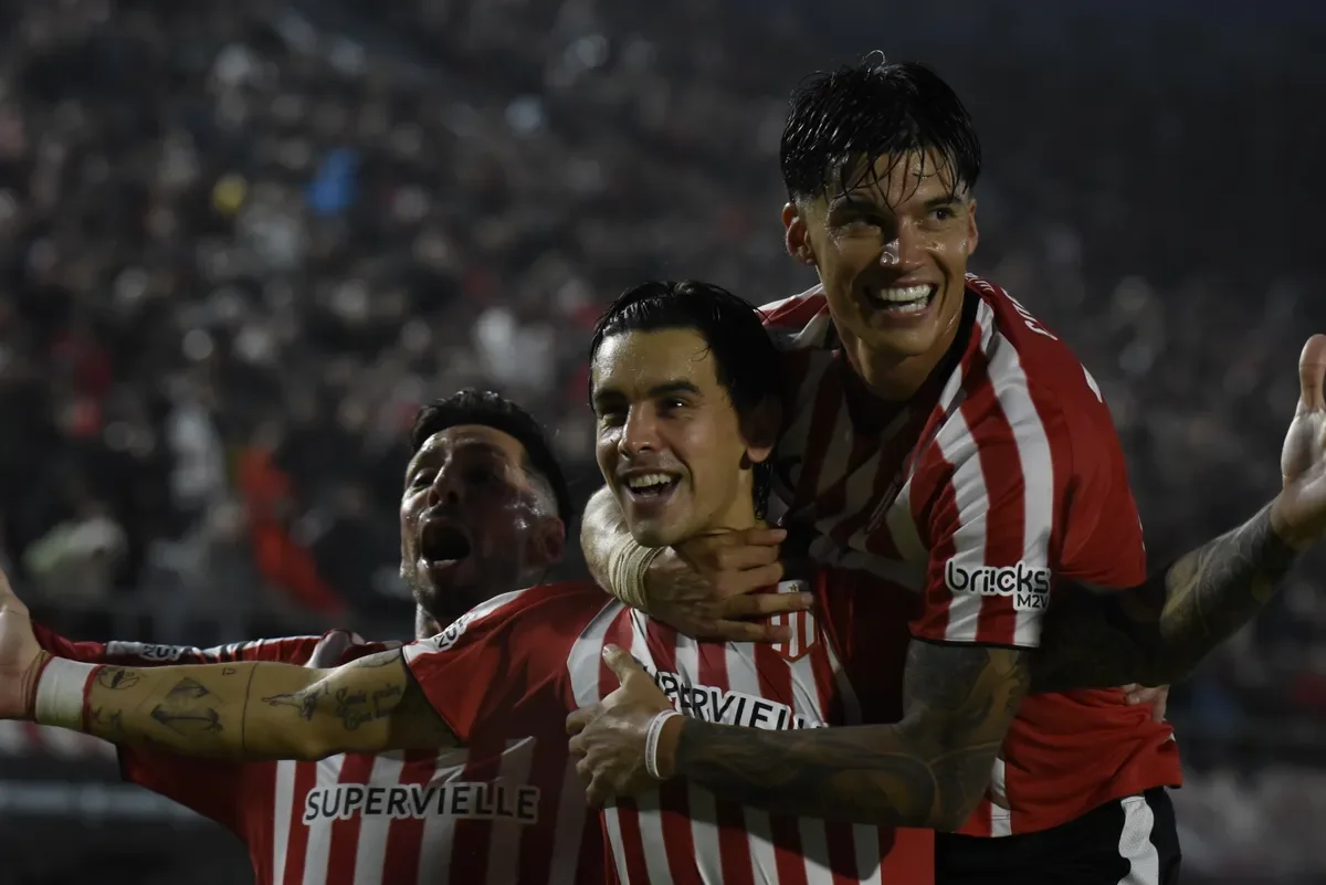 La Plata celebra el triunfo local con un emotivo festejo comunitario