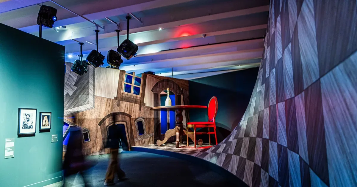La Plata celebra la apertura de una exposición artística que revive el mundo de Alicia