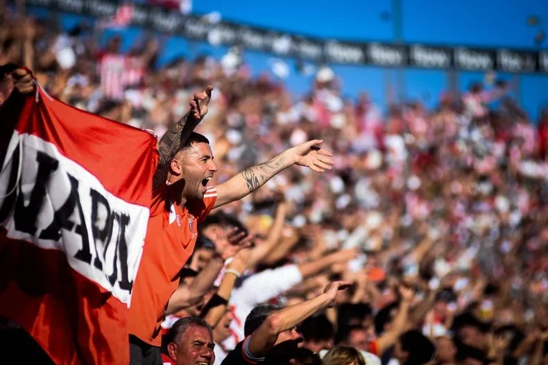 La Plata celebra la victoria de Pinchas tras un emocionante partido el domingo.