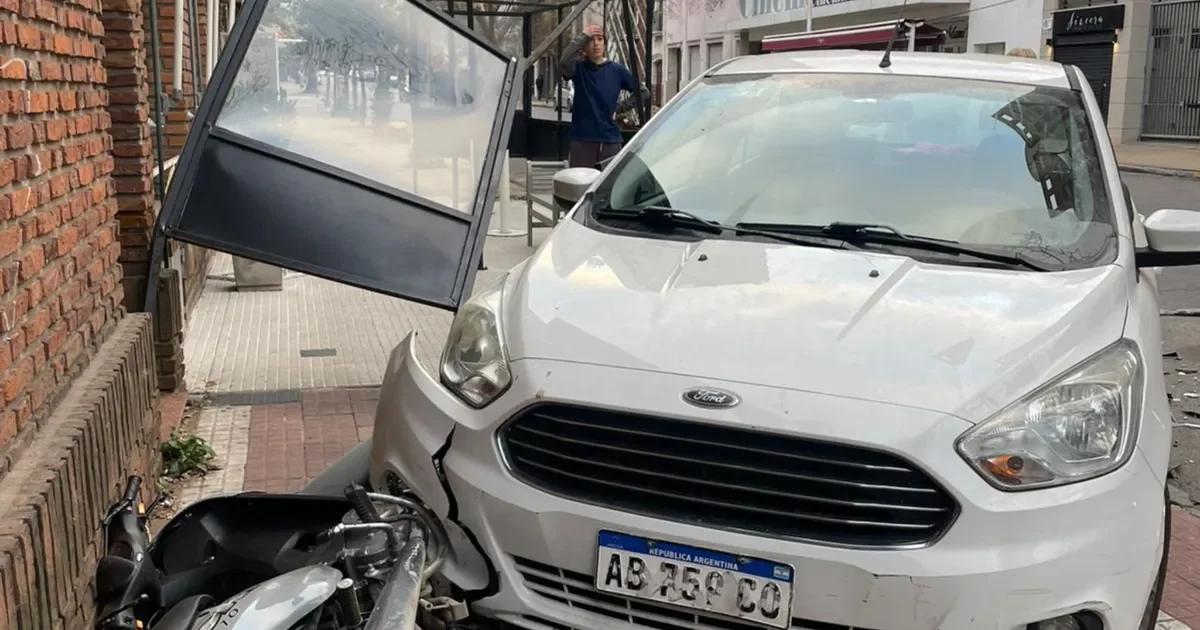 La Plata: choque provoca daños graves en local y el conductor se da a la fuga