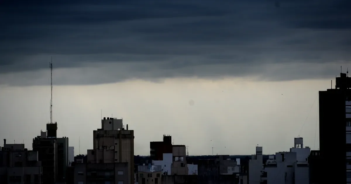 La Plata enfrenta alertas por lluvias: vecinos se preparan para días complicados.