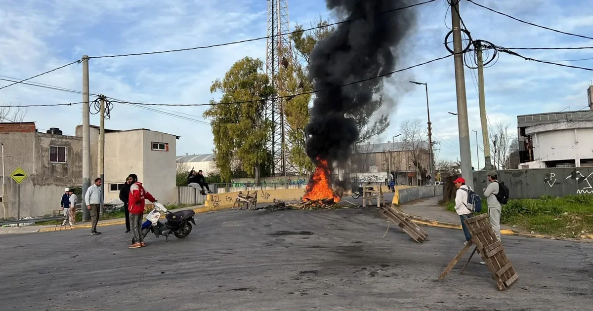 La Plata enfrenta caos: barrios afectados por cortes de luz y protestas masivas