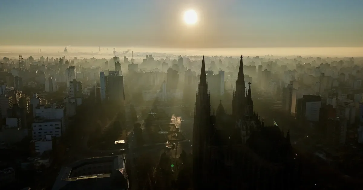 La Plata enfrenta nieblas matutinas y temperaturas estables que afectan la rutina diaria